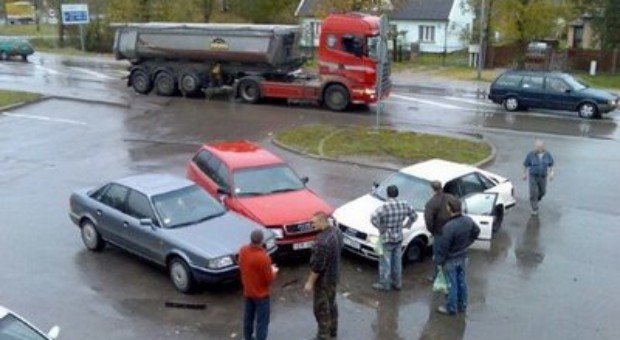 Funny Car Crash: Audi Magnetics