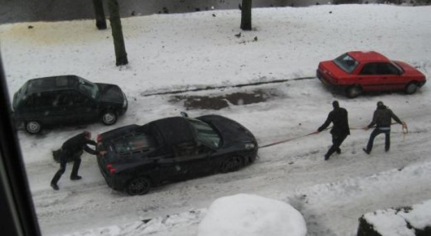 Ferrari F430 Spider has a problem in winter