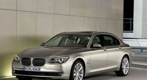 New BMW 7 Series presented on the floor by JLo & Pitbull