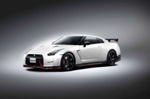 2015-Nissan-GT-R-Nismo-front-three-quarters