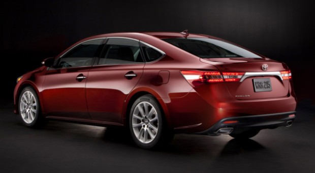 2015 Toyota Avalon Marks 20 Years of Blurring the Lines of Luxury