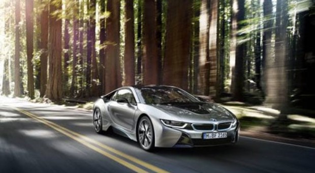 BMW i8 presented with the World Green Car Award