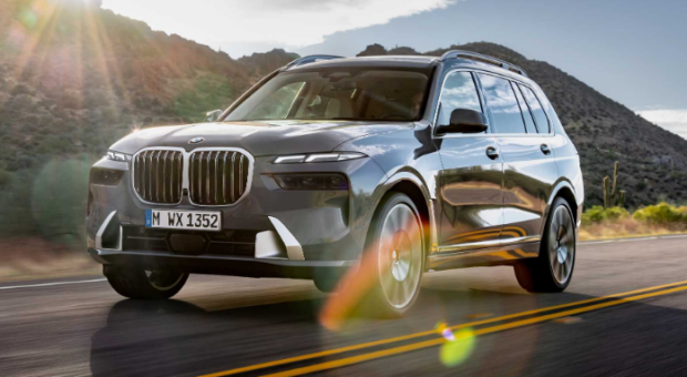 Comparison between two popular luxury SUVs: the Audi Q7 and the BMW X7